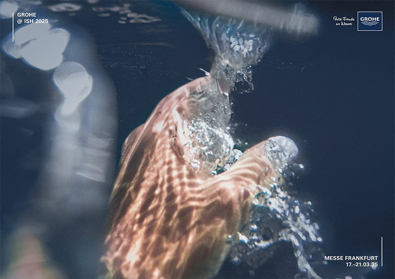 Eine Hand unter Wasser mit vielen Luftblasen.